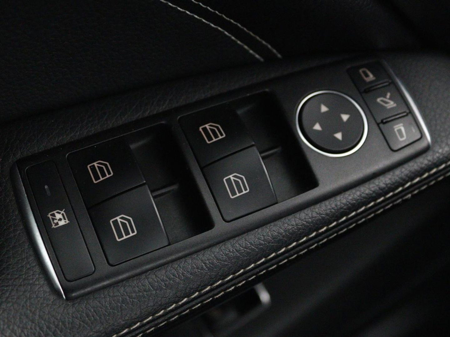 Mercedes-Benz CLA-Klasse 180 Urban | Stoelverwarming | Sportstoelen | Navigatie | Park Assist | Full LED | Half leder | Cruise control | Airco | Bluetooth