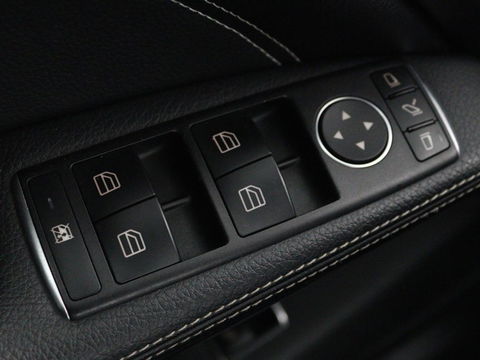 Mercedes-Benz CLA-Klasse 180 Urban | Stoelverwarming | Sportstoelen | Navigatie | Park Assist | Full LED | Half leder | Cruise control | Airco | Bluetooth