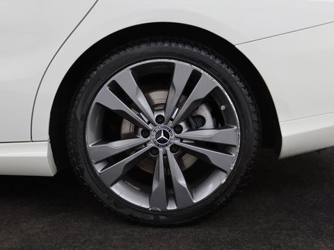 Mercedes-Benz CLA-Klasse 180 Urban | Stoelverwarming | Sportstoelen | Navigatie | Park Assist | Full LED | Half leder | Cruise control | Airco | Bluetooth
