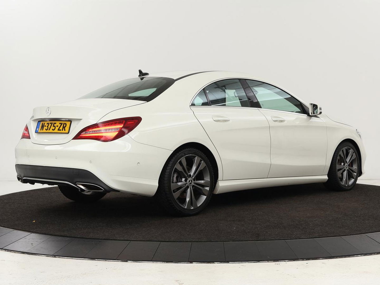 Mercedes-Benz CLA-Klasse 180 Urban | Stoelverwarming | Sportstoelen | Navigatie | Park Assist | Full LED | Half leder | Cruise control | Airco | Bluetooth