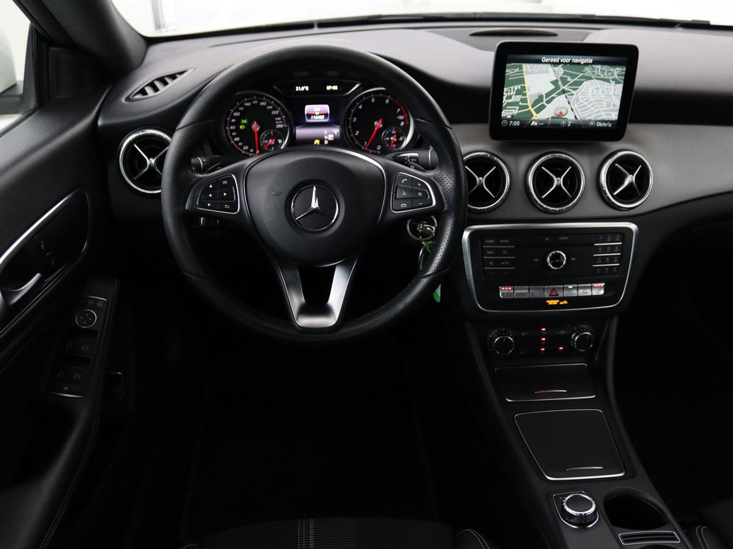 Mercedes-Benz CLA-Klasse 180 Urban | Stoelverwarming | Sportstoelen | Navigatie | Park Assist | Full LED | Half leder | Cruise control | Airco | Bluetooth