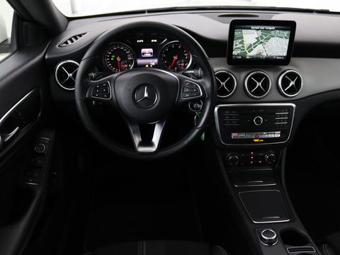Mercedes-Benz CLA-Klasse 180 Urban | Stoelverwarming | Sportstoelen | Navigatie | Park Assist | Full LED | Half leder | Cruise control | Airco | Bluetooth
