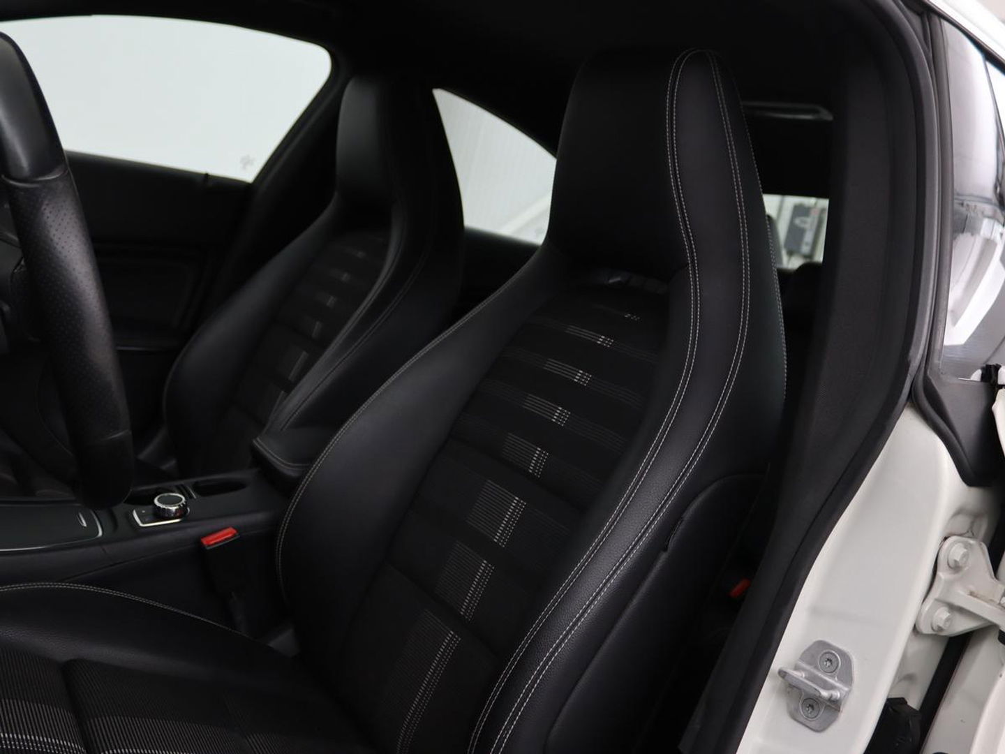 Mercedes-Benz CLA-Klasse 180 Urban | Stoelverwarming | Sportstoelen | Navigatie | Park Assist | Full LED | Half leder | Cruise control | Airco | Bluetooth