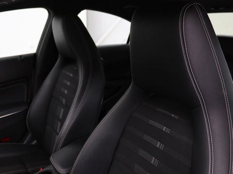 Mercedes-Benz CLA-Klasse 180 Urban | Stoelverwarming | Sportstoelen | Navigatie | Park Assist | Full LED | Half leder | Cruise control | Airco | Bluetooth
