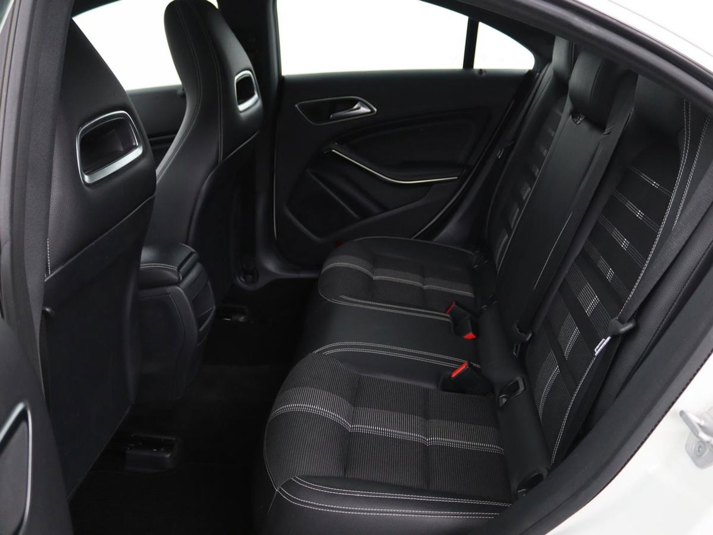 Mercedes-Benz CLA-Klasse 180 Urban | Stoelverwarming | Sportstoelen | Navigatie | Park Assist | Full LED | Half leder | Cruise control | Airco | Bluetooth