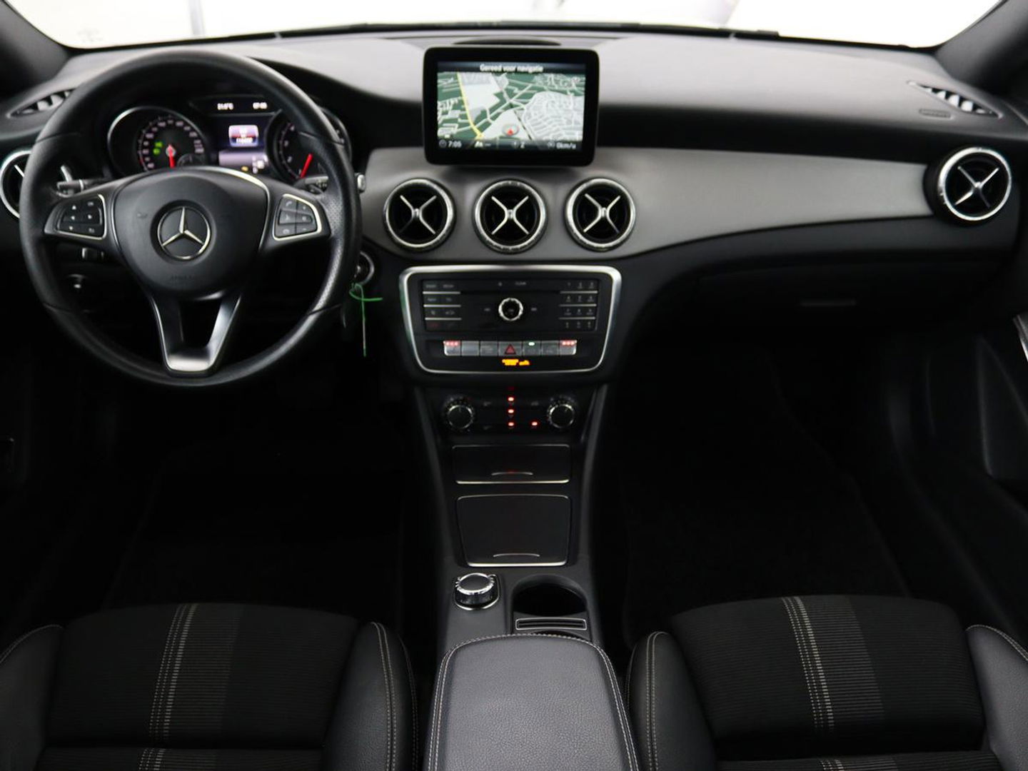 Mercedes-Benz CLA-Klasse 180 Urban | Stoelverwarming | Sportstoelen | Navigatie | Park Assist | Full LED | Half leder | Cruise control | Airco | Bluetooth