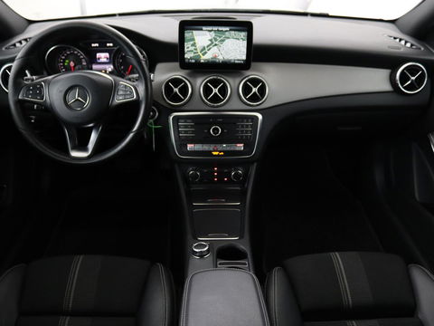 Mercedes-Benz CLA-Klasse 180 Urban | Stoelverwarming | Sportstoelen | Navigatie | Park Assist | Full LED | Half leder | Cruise control | Airco | Bluetooth