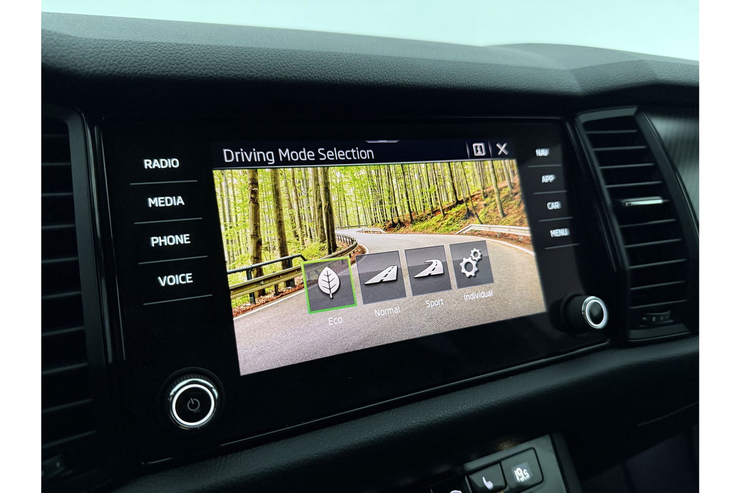 Škoda Kodiaq 1.5 TSI 150PK Sportline Business Camera Sfeerverl. LED Virtual Carplay Memory Clima Cruise Navi PDC 19''LMV