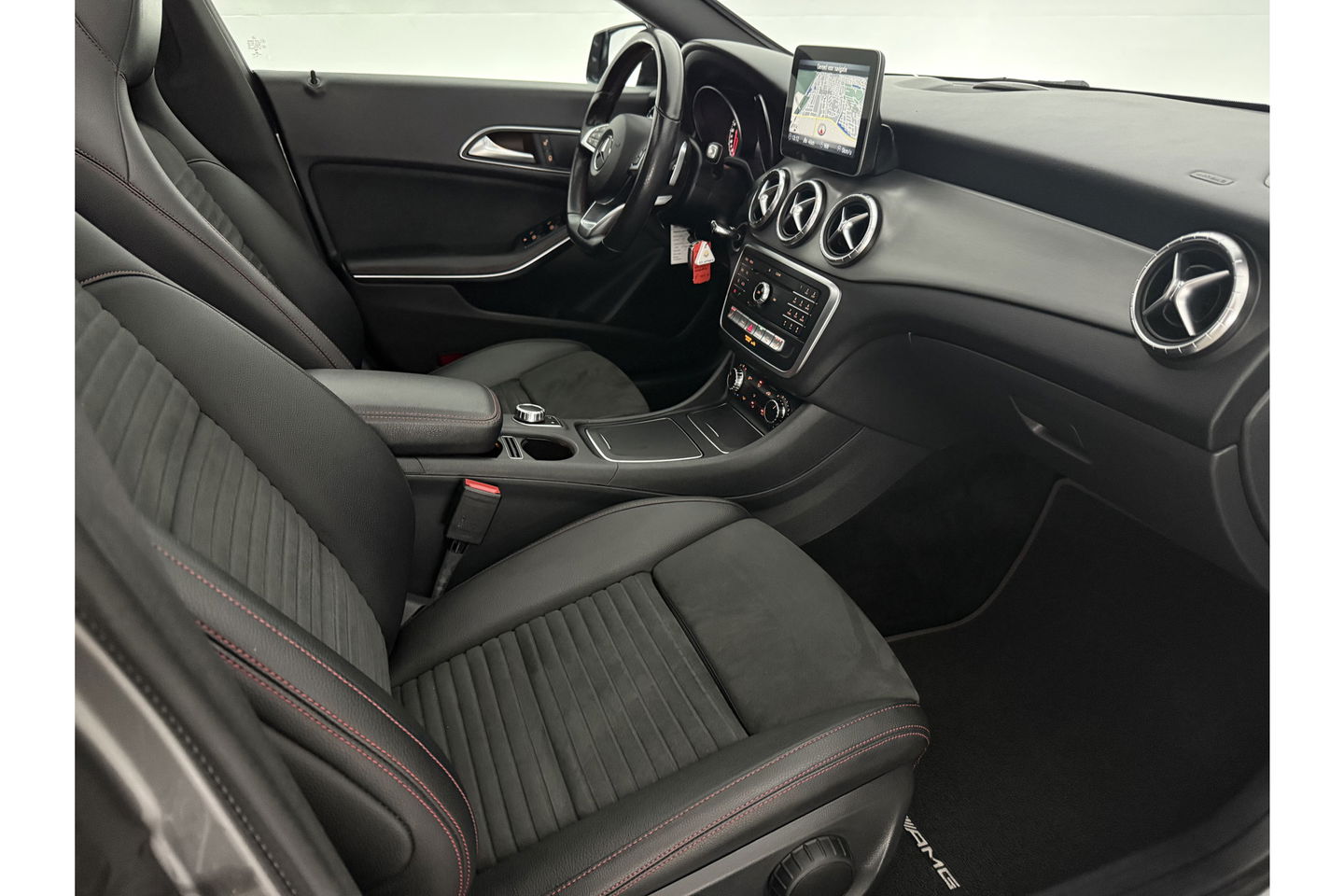 Mercedes-Benz CLA-Klasse 180 AMG Pano Camera LED Clima Cruise Navi PDC 18"LMV
