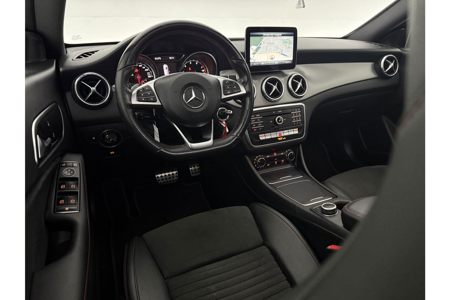 Mercedes-Benz CLA-Klasse 180 AMG Pano Camera LED Clima Cruise Navi PDC 18"LMV