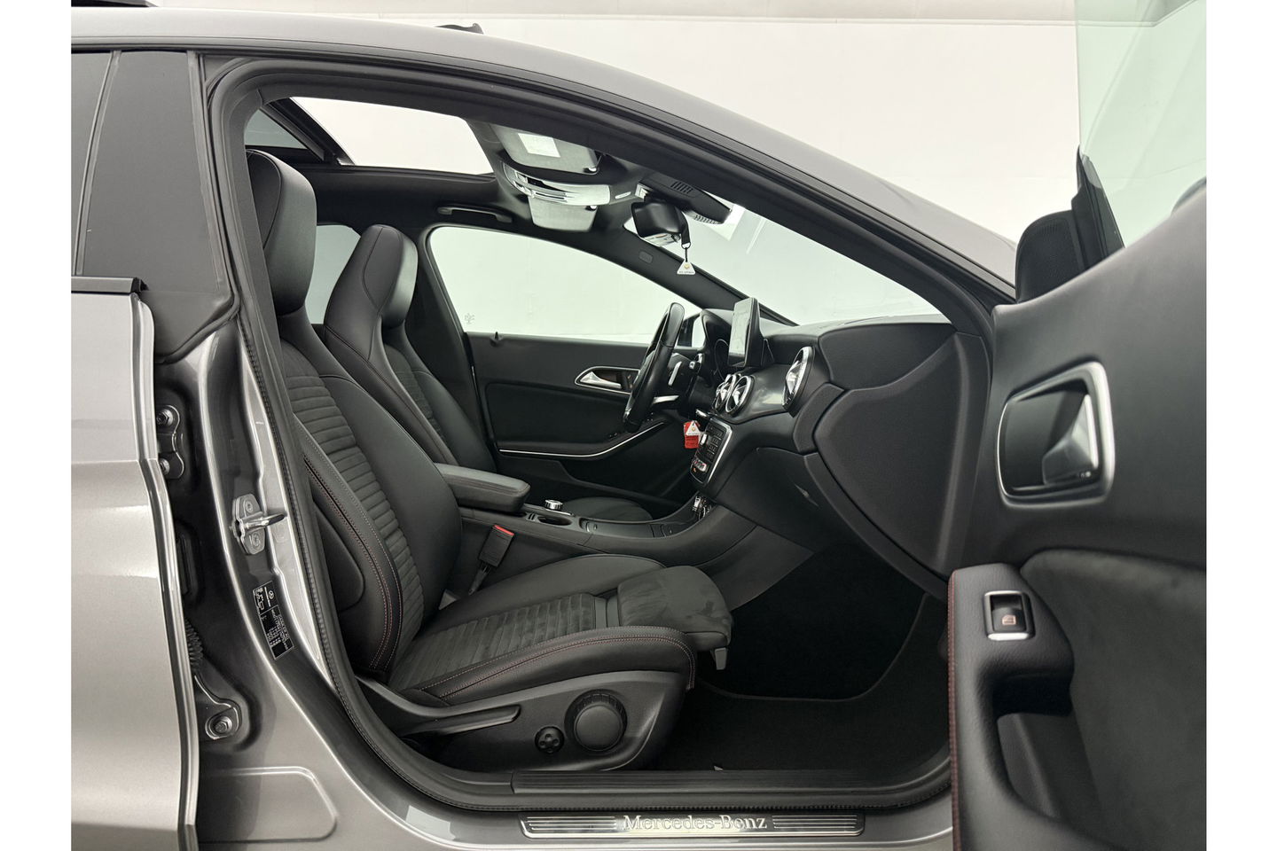Mercedes-Benz CLA-Klasse 180 AMG Pano Camera LED Clima Cruise Navi PDC 18"LMV