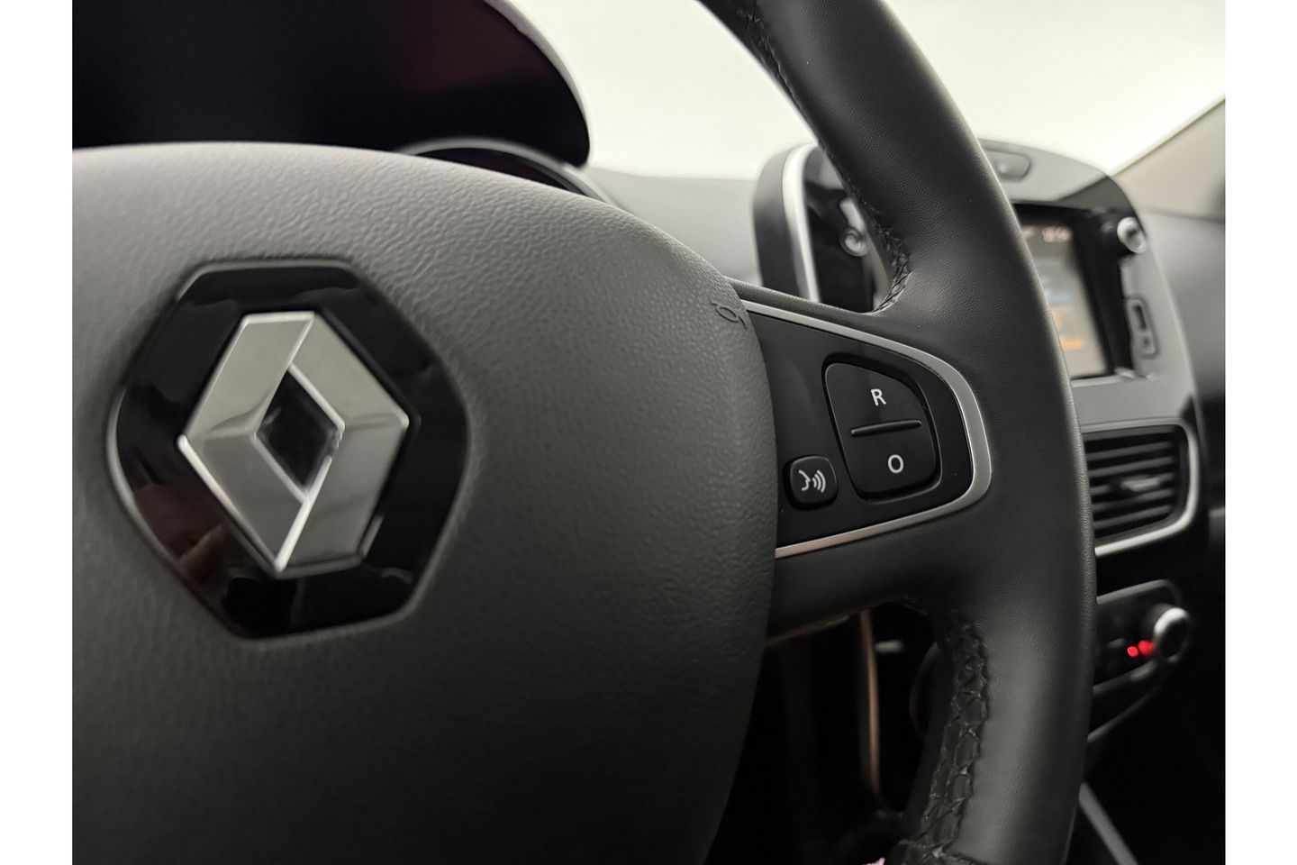 Renault Clio 0.9 TCe Limited Clima Camera Carplay Cruise Navi LED 16"LMV Parkeersensoren