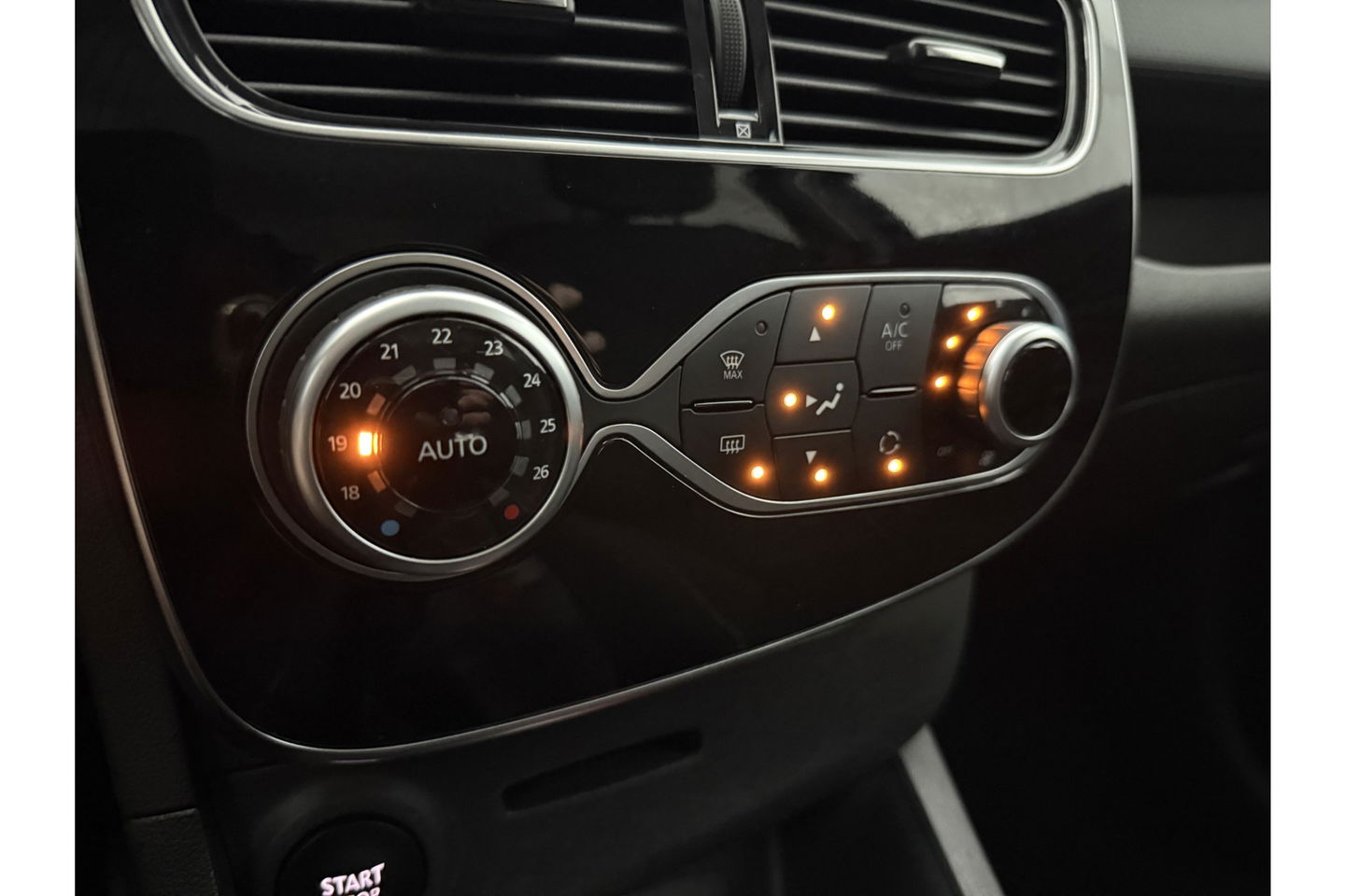 Renault Clio 0.9 TCe Limited Clima Camera Carplay Cruise Navi LED 16"LMV Parkeersensoren