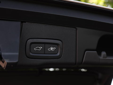 Volvo XC60 T6 Plug-in hybrid AWD Core Bright Panoramadak | Stoel/stuurverwarming | Trekhaak