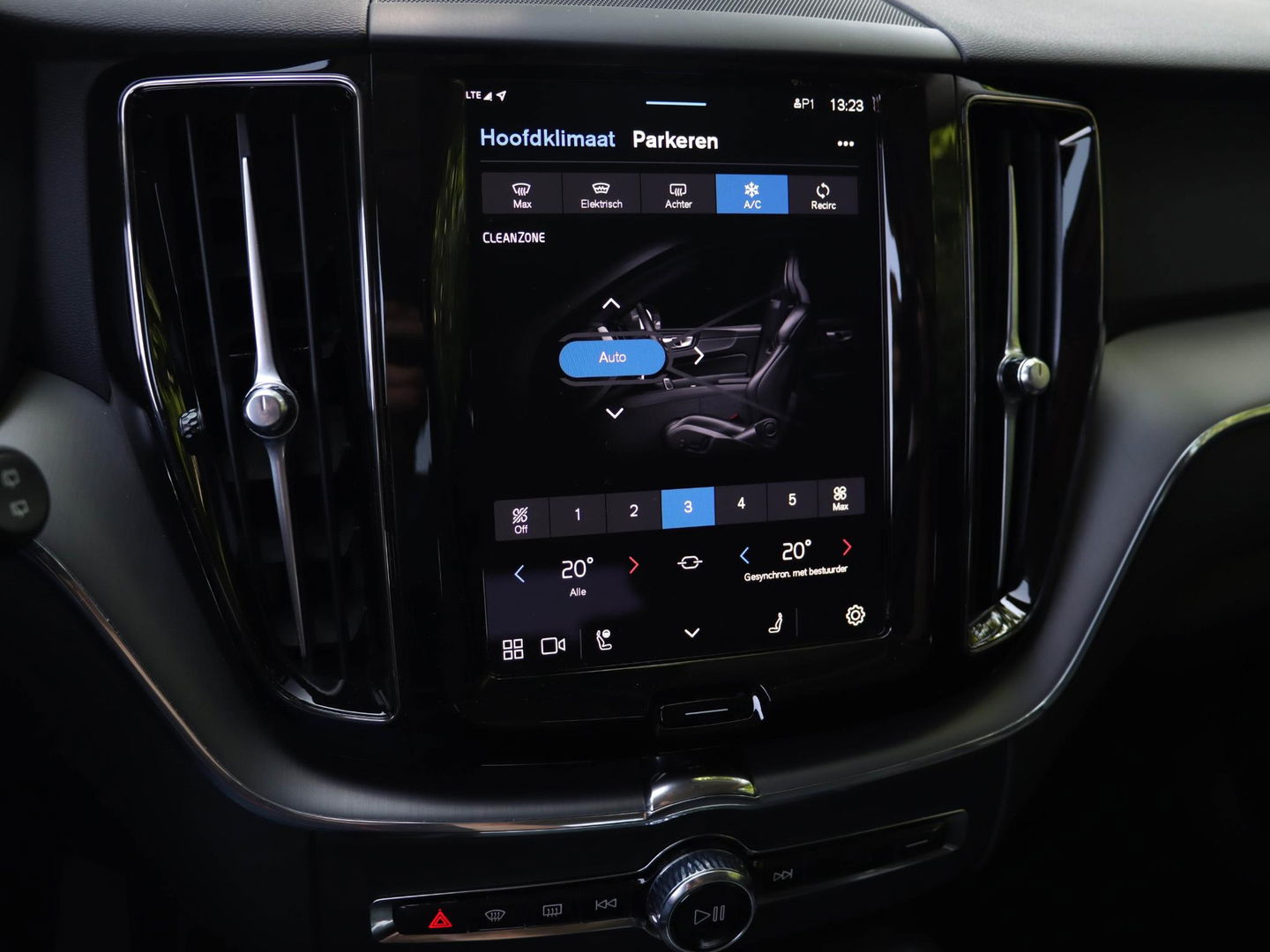 Volvo XC60 T6 Plug-in hybrid AWD Core Bright Panoramadak | Stoel/stuurverwarming | Trekhaak