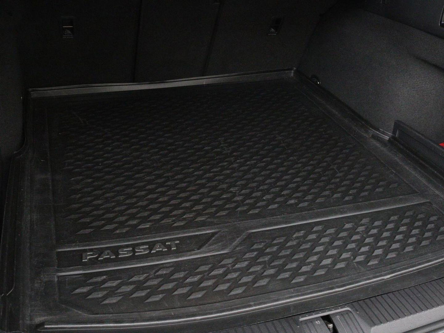 Volkswagen Passat Variant 1.5 TSI HL Bns R | Panoramadak | Leder | Keyless | Stoelverwarming | Carplay | Adaptive Cruise | Elektrische achterklep