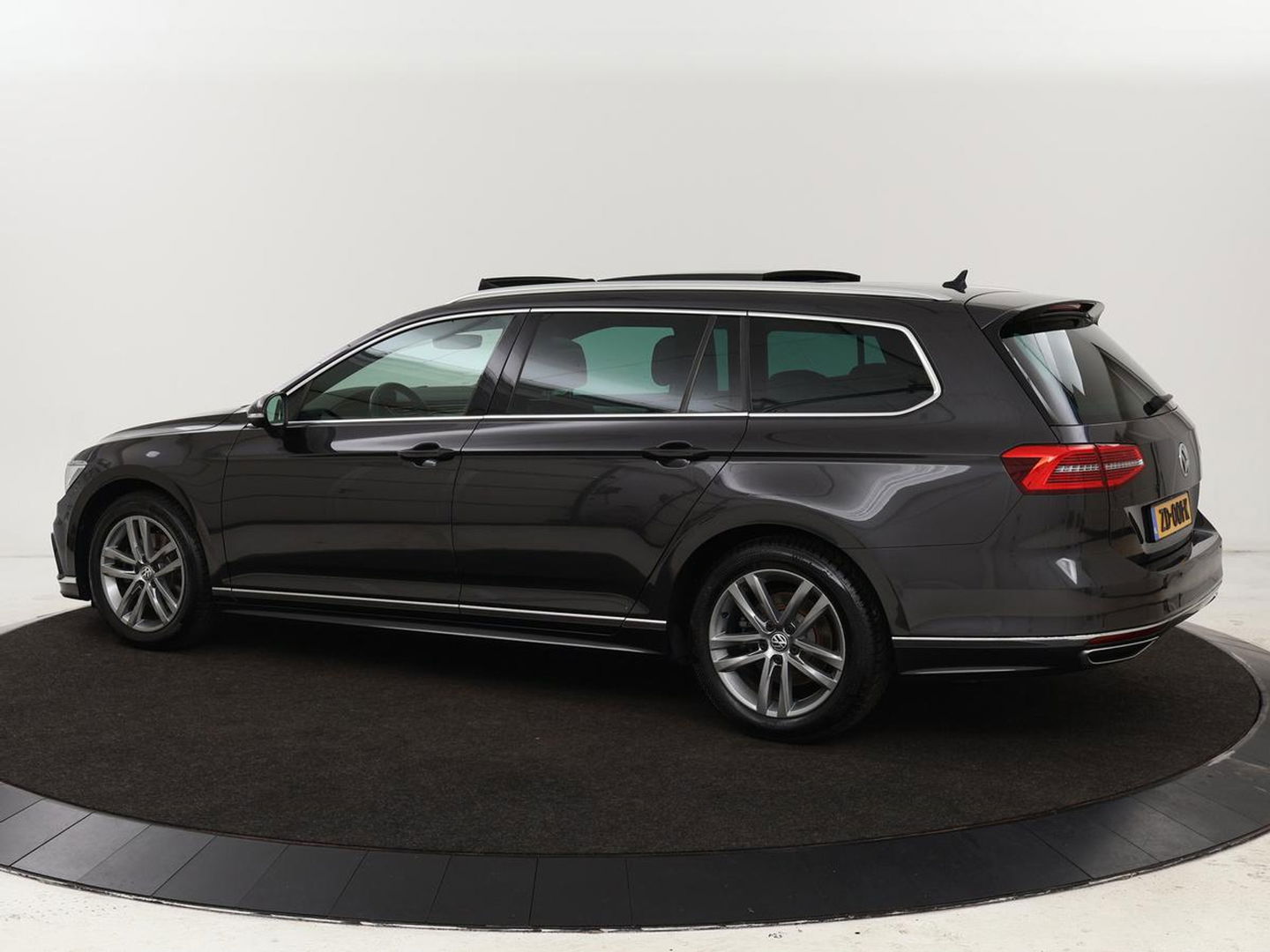 Volkswagen Passat Variant 1.5 TSI HL Bns R | Panoramadak | Leder | Keyless | Stoelverwarming | Carplay | Adaptive Cruise | Elektrische achterklep