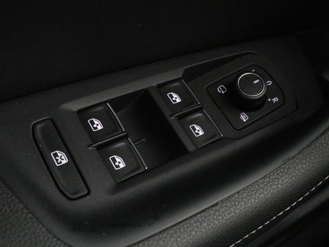 Volkswagen Passat Variant 1.5 TSI HL Bns R | Panoramadak | Leder | Keyless | Stoelverwarming | Carplay | Adaptive Cruise | Elektrische achterklep