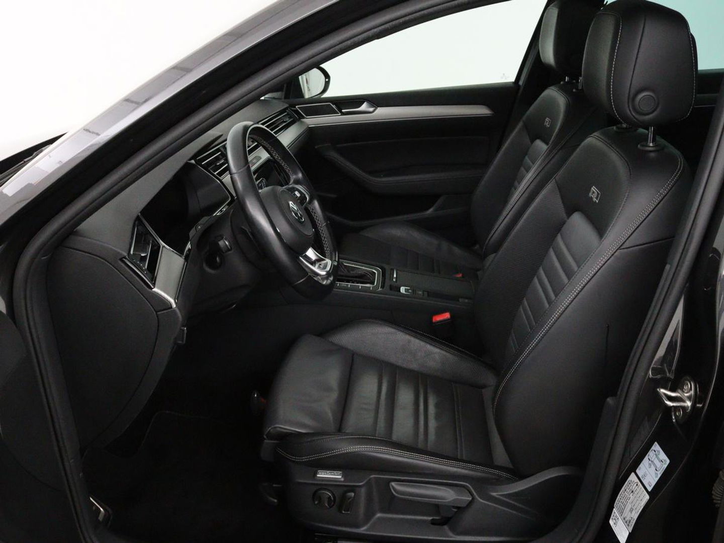Volkswagen Passat Variant 1.5 TSI HL Bns R | Panoramadak | Leder | Keyless | Stoelverwarming | Carplay | Adaptive Cruise | Elektrische achterklep