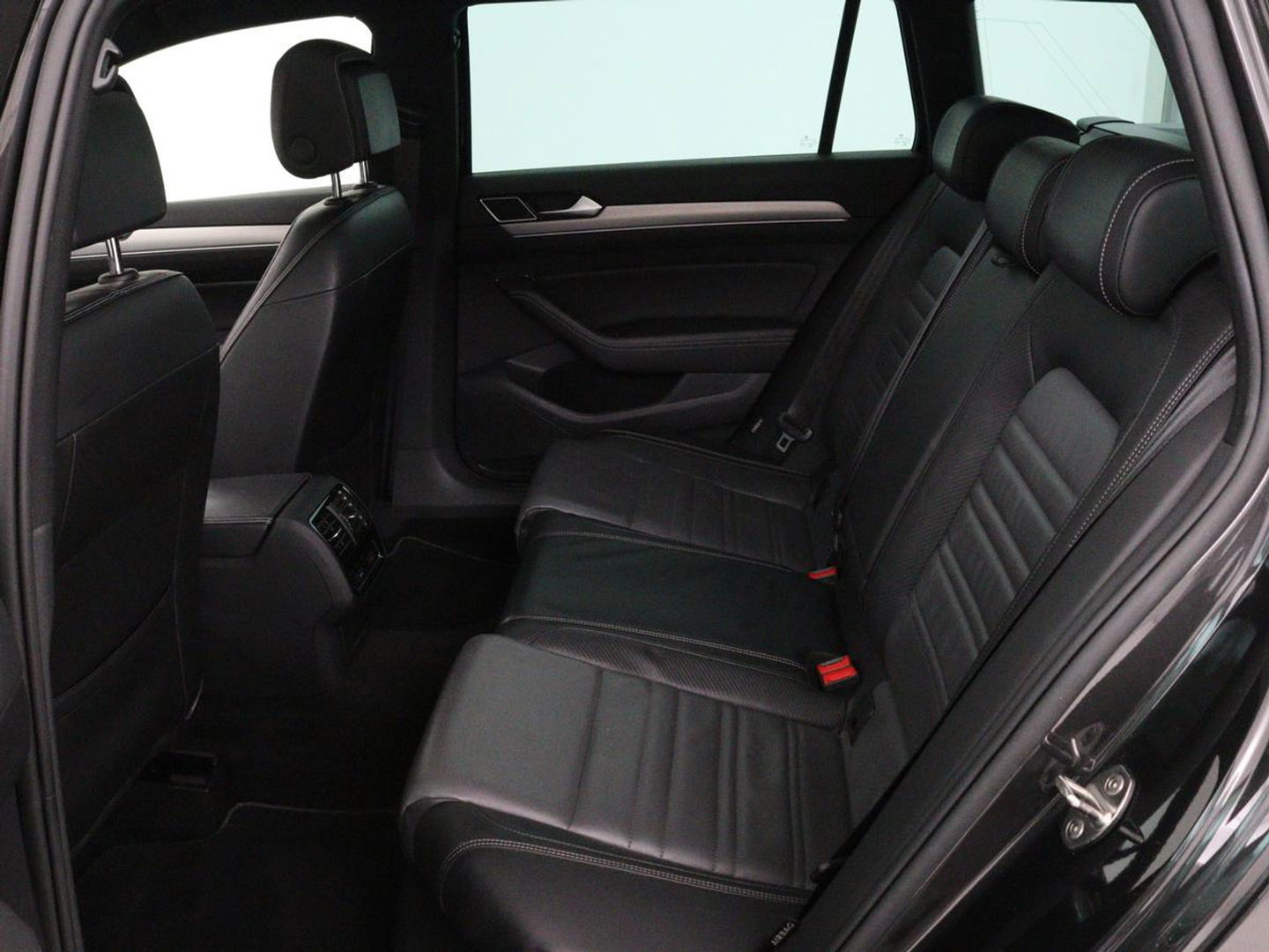 Volkswagen Passat Variant 1.5 TSI HL Bns R | Panoramadak | Leder | Keyless | Stoelverwarming | Carplay | Adaptive Cruise | Elektrische achterklep