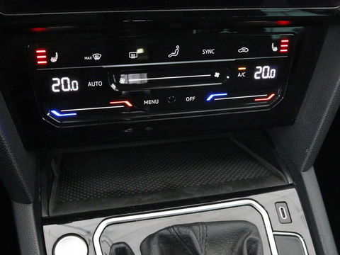 Volkswagen Passat 1.4 TSI PHEV GTE | Adaptive cruise | Trekhaak wegklapbaar | Stoelverwarming |  Navigatie | Full LED