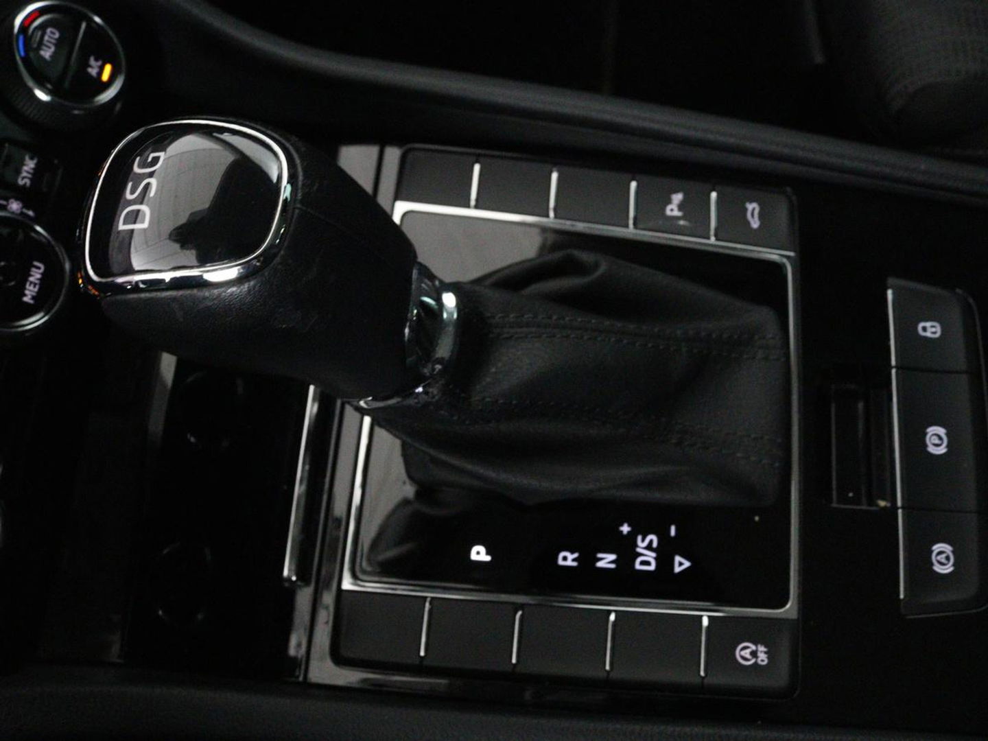 Škoda Superb 1.4 TSI Ambition | Panoramadak | Stoelverwarming | Trekhaak | Carplay | Memory | Navigatie | Climate control