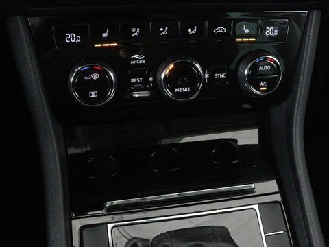 Škoda Superb 1.4 TSI Ambition | Panoramadak | Stoelverwarming | Trekhaak | Carplay | Memory | Navigatie | Climate control