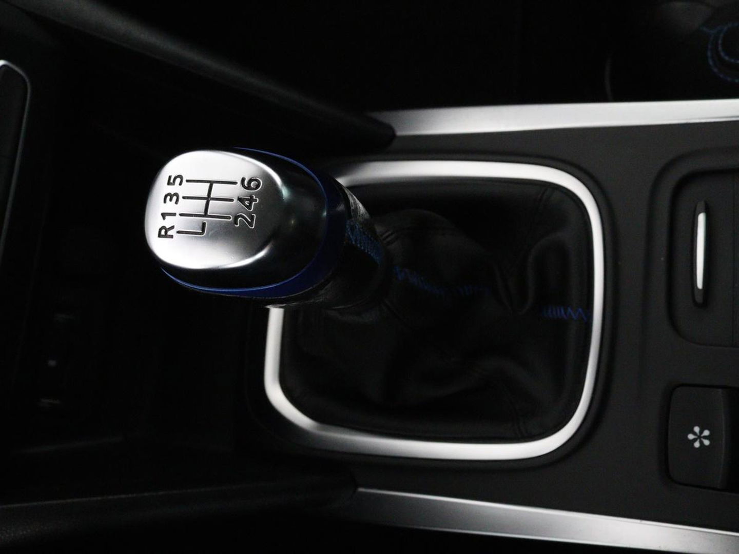 Renault Mégane Estate 1.2 TCe GT-Line | Leder | Stoelverwarming | Camera | Cruise control | Trekhaak | LED | Navigatie | Sfeerverlichting | BOSE audio