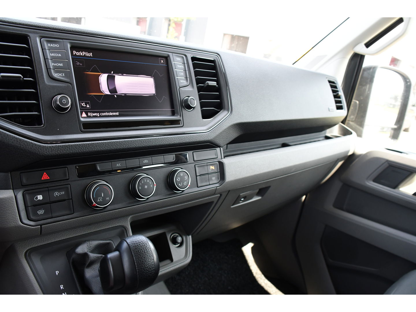 Volkswagen Crafter 35 2.0 TDI L5H3 DC Highline Adaptieve Cruise, Camera, Carplay, 177PK, Automaat, Multimedia, LED, Uniek!