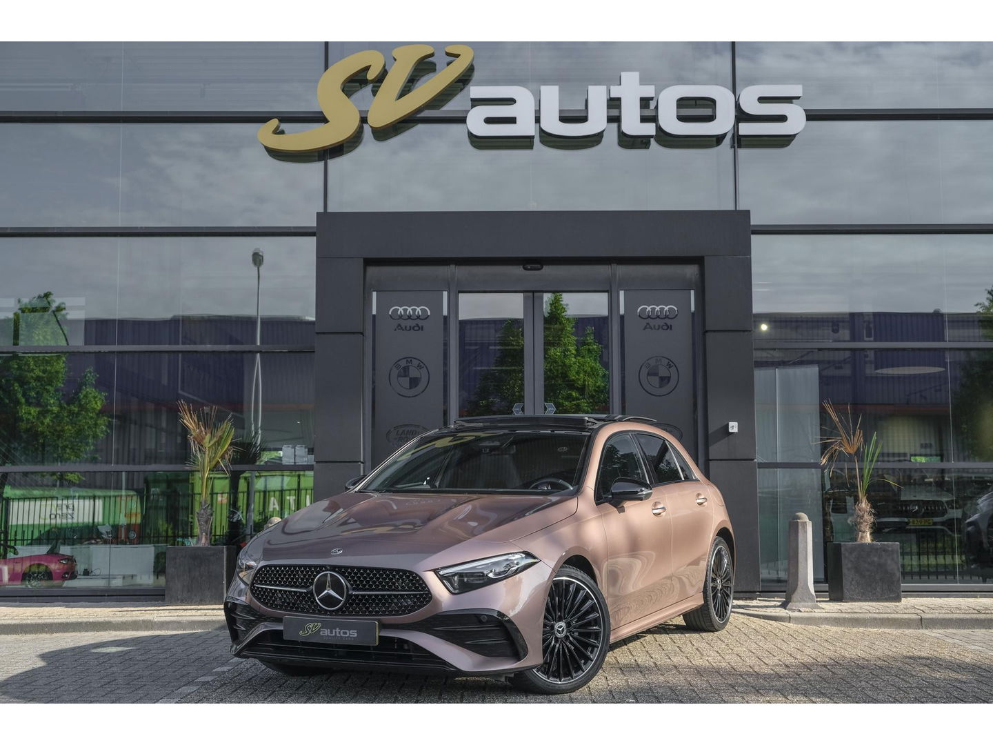 Mercedes-Benz A-Klasse A250e 218pk AMG Hybrid Panoramadak NP. €60k *BTW* Head-up Night pakket Multibeam led Memory 1e Eig. NLauto 19" LMV