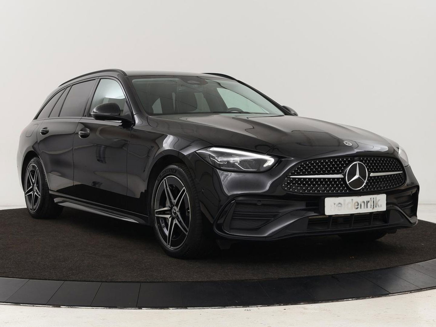 Mercedes-Benz C-Klasse 300e AMG Night | Adaptive cruise | Stoelverwarming | Trekhaak | Carplay | Camera | Sfeerverlichting | Full LED