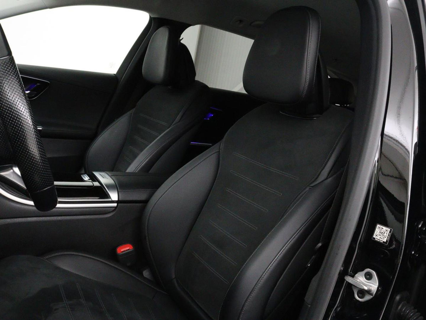 Mercedes-Benz C-Klasse 300e AMG Night | Adaptive cruise | Stoelverwarming | Trekhaak | Carplay | Camera | Sfeerverlichting | Full LED