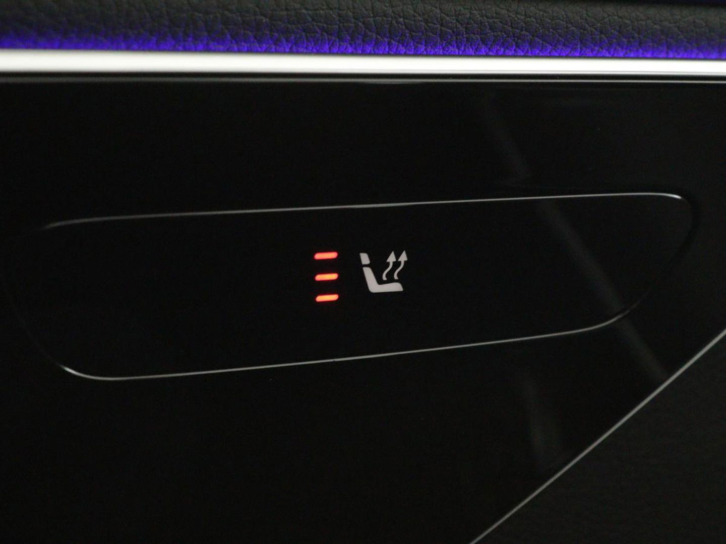 Mercedes-Benz C-Klasse 300e AMG Night | Adaptive cruise | Stoelverwarming | Trekhaak | Carplay | Camera | Sfeerverlichting | Full LED