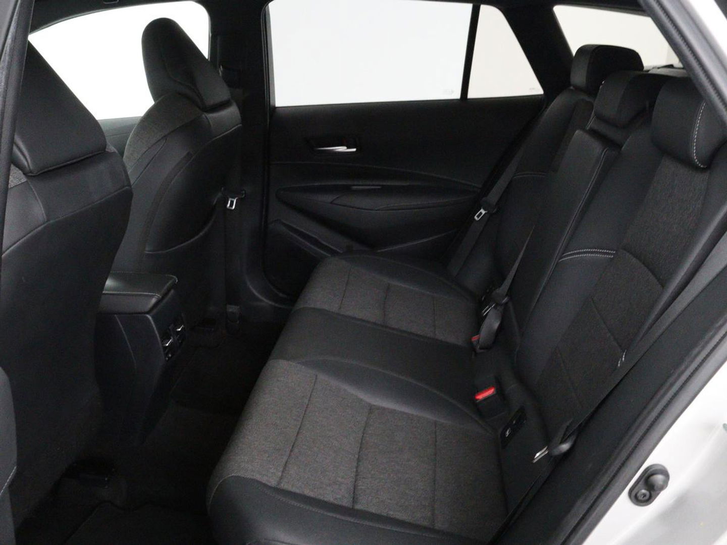 Toyota Corolla Touring Sports 2.0 Hybrid Business Plus | Stoelverwarming | Adaptive cruise | Full LED | Carplay | Keyless | Climate control | Camera