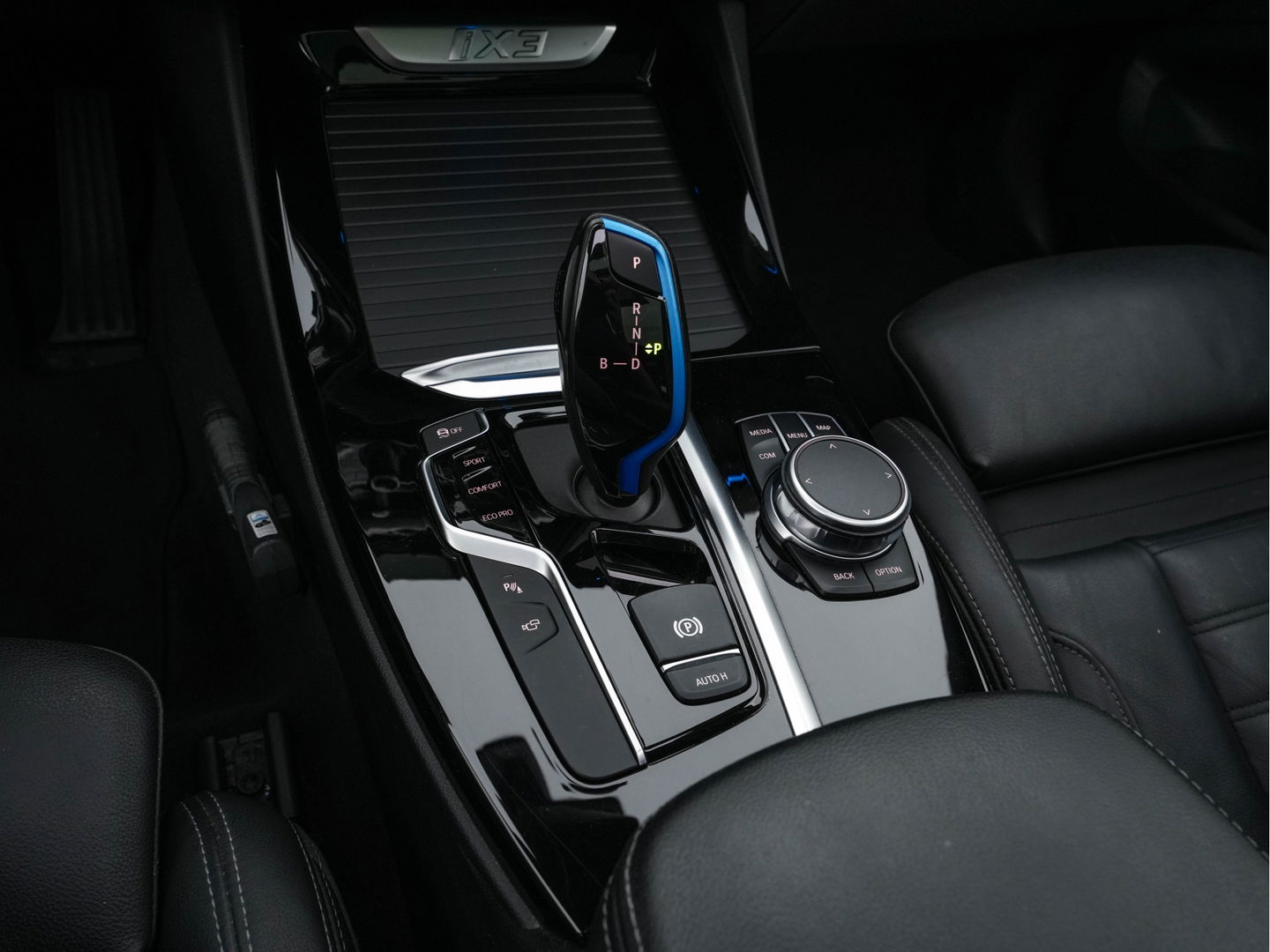 BMW iX3 High Executive 80 kWh [ 3-Fase ] (INCL.BTW) *PANO | HEAD-UP | FULL-LEATHER | FULL-LED | ADAPTIVE-CRUISE | DIGI-COCKPIT | BLINDSPOT | HARMAN/KARDON | KEYLESS | TOP-VIEW | SPORT-SEATS | 20''ALU | TOWBAR*