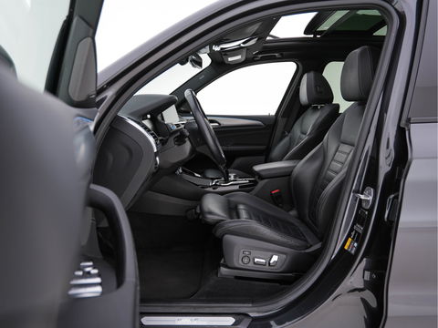 BMW iX3 High Executive 80 kWh [ 3-Fase ] (INCL.BTW) *PANO | HEAD-UP | FULL-LEATHER | FULL-LED | ADAPTIVE-CRUISE | DIGI-COCKPIT | BLINDSPOT | HARMAN/KARDON | KEYLESS | TOP-VIEW | SPORT-SEATS | 20''ALU | TOWBAR*
