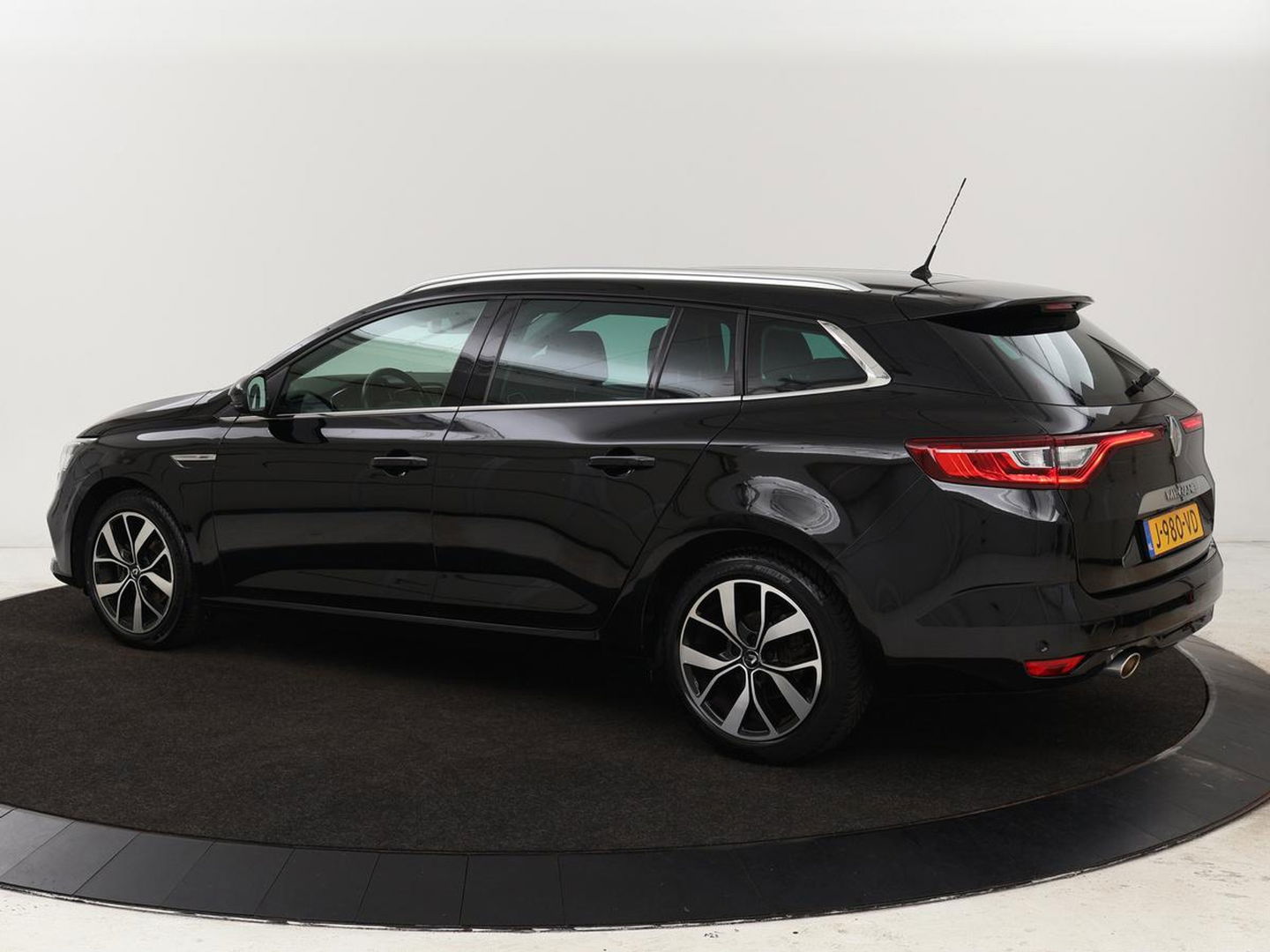 Renault Mégane 1.3 TCe Bose | Camera | Keyless | Carplay | Navigatie | Sfeerverlichting | Cruise Control | Climate control | Dodehoek detectie