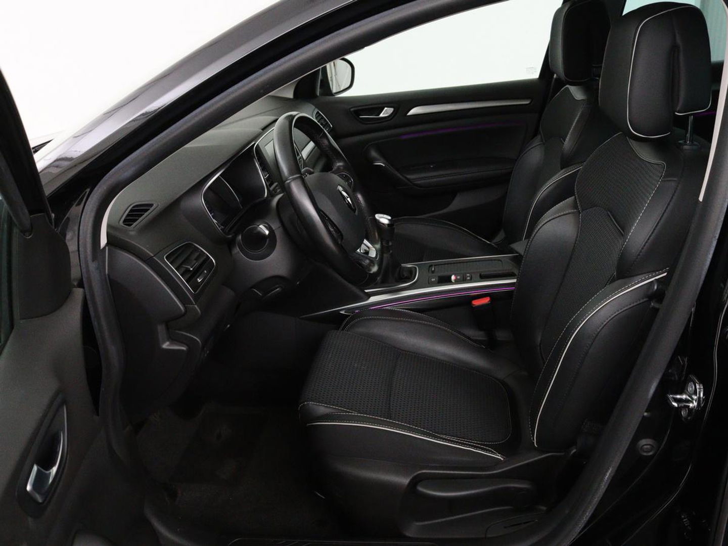 Renault Mégane 1.3 TCe Bose | Camera | Keyless | Carplay | Navigatie | Sfeerverlichting | Cruise Control | Climate control | Dodehoek detectie
