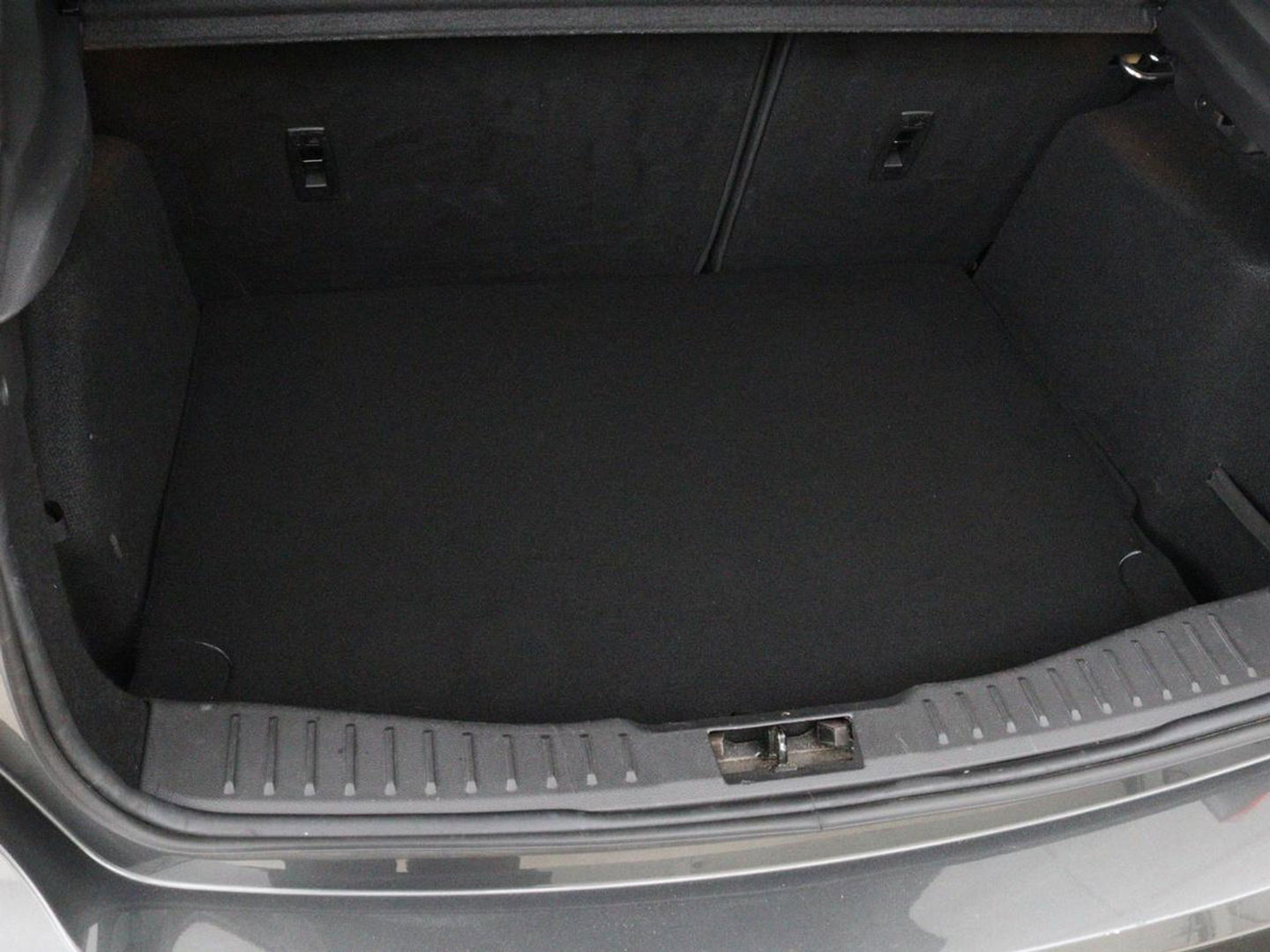 Ford Focus 1.0 Titanium | 84.000km NAP l Stoelverwarming | Cruise control | Navigatie | Climate control | Trekhaak