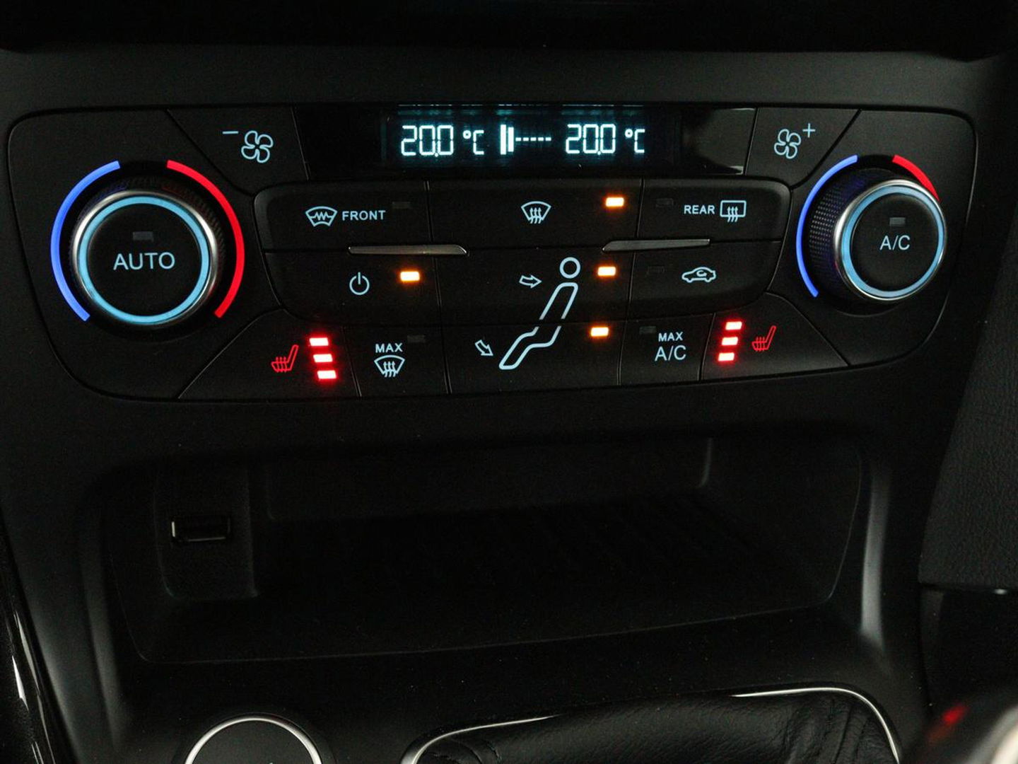 Ford Focus 1.0 Titanium | 84.000km NAP l Stoelverwarming | Cruise control | Navigatie | Climate control | Trekhaak