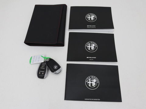 Alfa Romeo Stelvio 2.0 T Q4 Super | Camera | Sportstoelen | Xenon | Navigatie | Elektrische achterklep | Cruise control