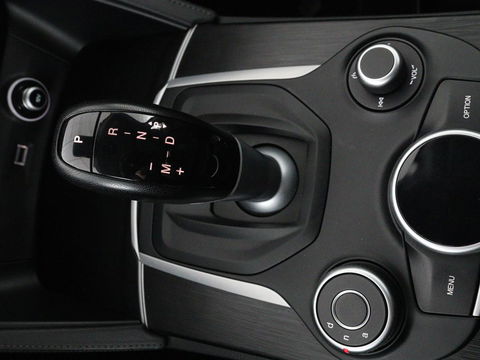 Alfa Romeo Stelvio 2.0 T Q4 Super | Camera | Sportstoelen | Xenon | Navigatie | Elektrische achterklep | Cruise control