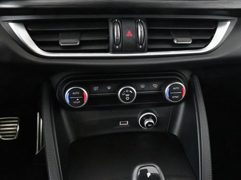 Alfa Romeo Stelvio 2.0 T Q4 Super | Camera | Sportstoelen | Xenon | Navigatie | Elektrische achterklep | Cruise control
