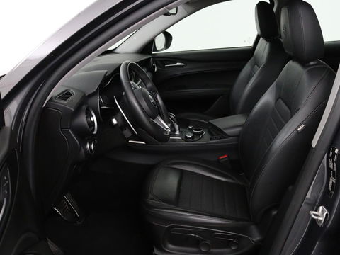 Alfa Romeo Stelvio 2.0 T Q4 Super | Camera | Sportstoelen | Xenon | Navigatie | Elektrische achterklep | Cruise control