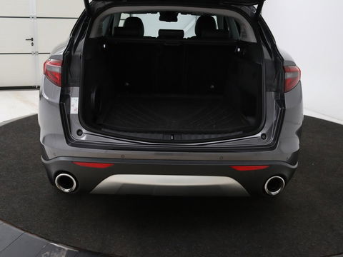 Alfa Romeo Stelvio 2.0 T Q4 Super | Camera | Sportstoelen | Xenon | Navigatie | Elektrische achterklep | Cruise control