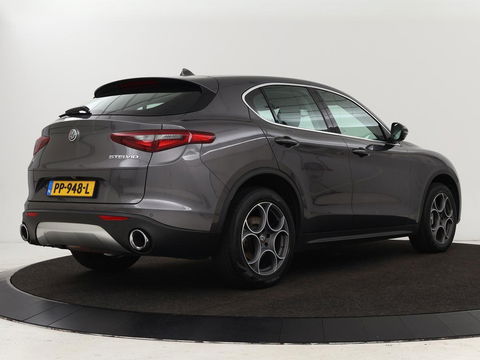 Alfa Romeo Stelvio 2.0 T Q4 Super | Camera | Sportstoelen | Xenon | Navigatie | Elektrische achterklep | Cruise control