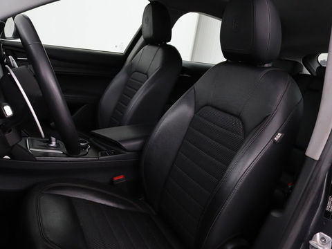 Alfa Romeo Stelvio 2.0 T Q4 Super | Camera | Sportstoelen | Xenon | Navigatie | Elektrische achterklep | Cruise control