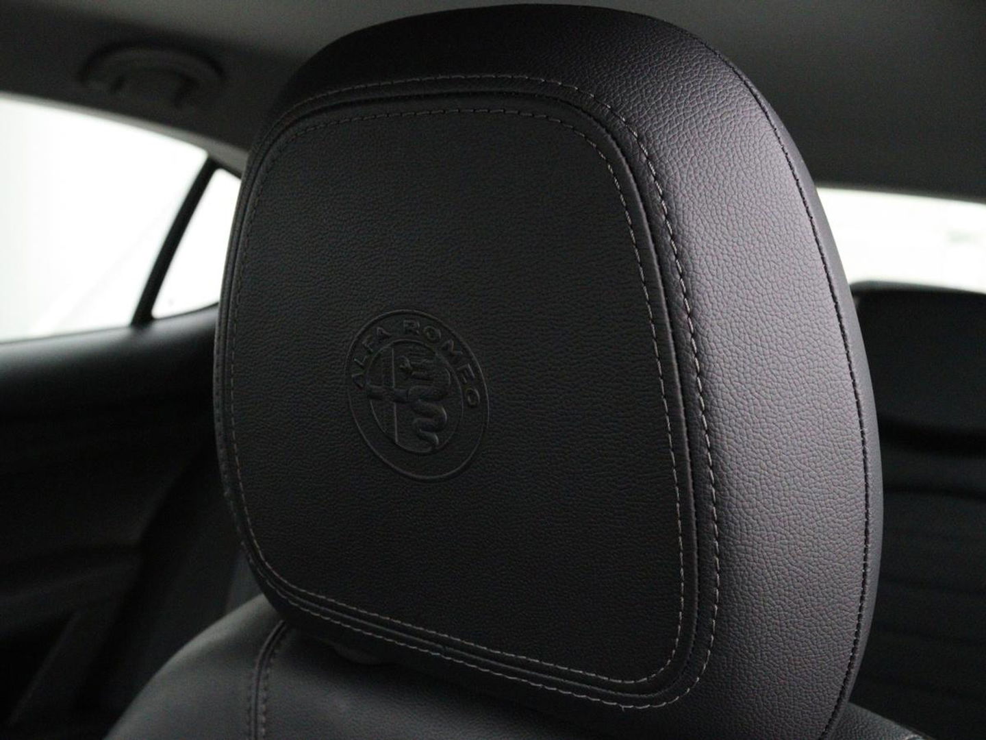 Alfa Romeo Stelvio 2.0 T Q4 Super | Camera | Sportstoelen | Xenon | Navigatie | Elektrische achterklep | Cruise control