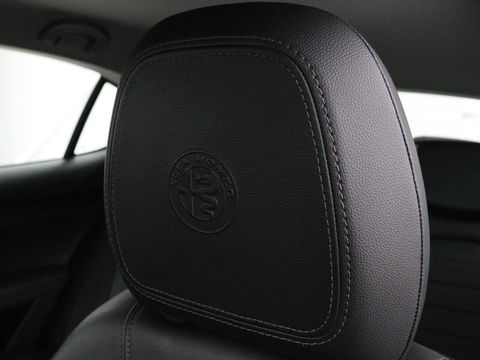 Alfa Romeo Stelvio 2.0 T Q4 Super | Camera | Sportstoelen | Xenon | Navigatie | Elektrische achterklep | Cruise control