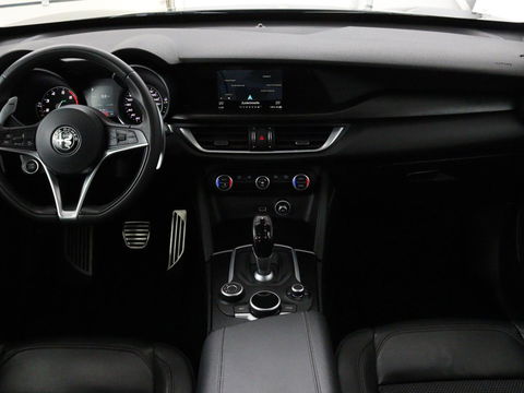 Alfa Romeo Stelvio 2.0 T Q4 Super | Camera | Sportstoelen | Xenon | Navigatie | Elektrische achterklep | Cruise control
